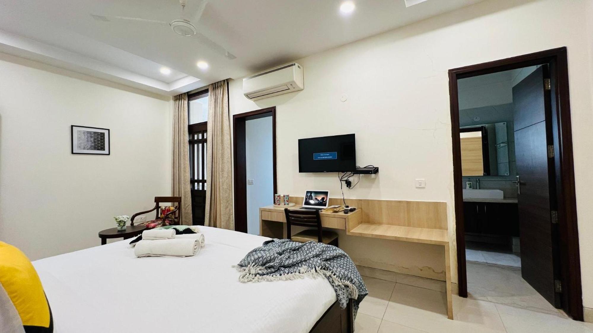 Bluo Studio5 Golf Course Road - Gym, Terrace Garden Gurgaon Bagian luar foto